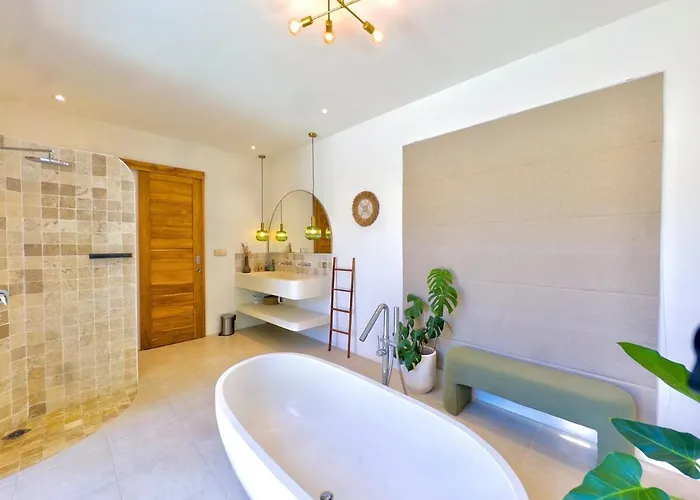 Sophisticated 1 Bedroom Hideaway With Pool Holiday home