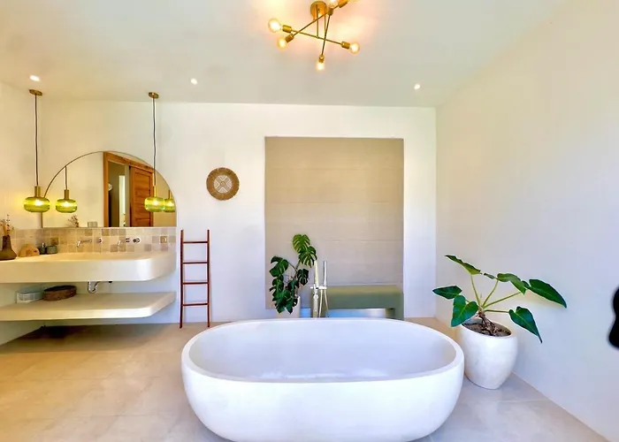 Holiday home Sophisticated 1 Bedroom Hideaway With Pool *